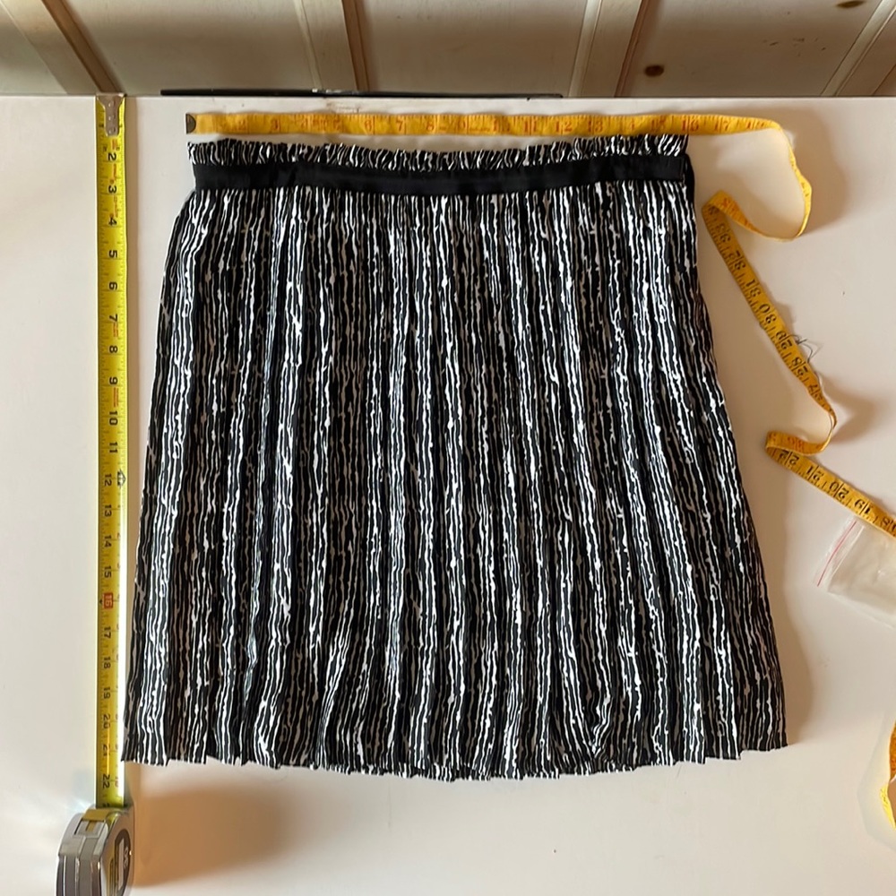 Anne Klein Pleated Black/White Skirt. Size 6Petite